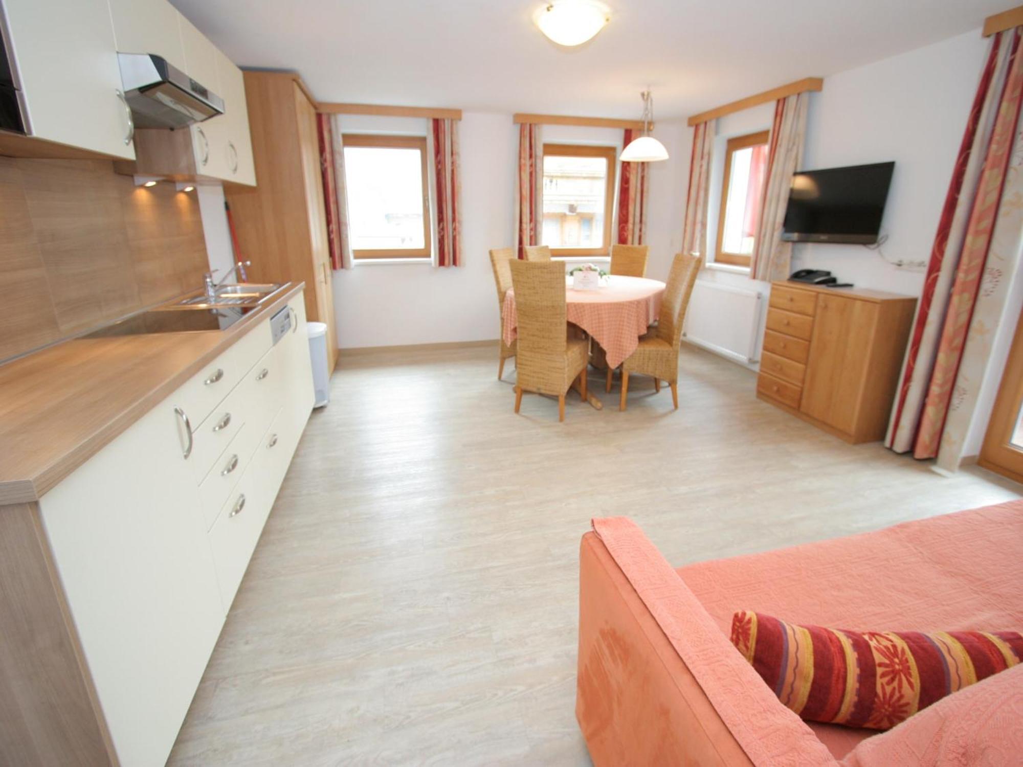 Spacious Apartment In Uderns Near Ski Area Eksteriør billede